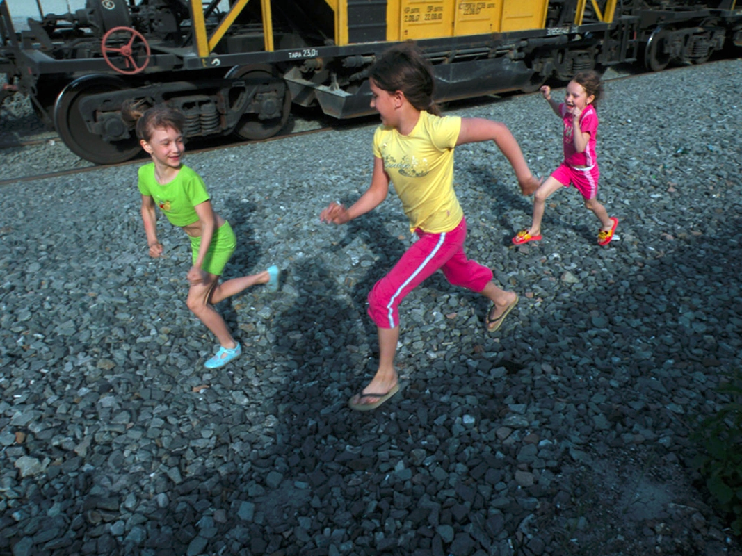 Children play at one of the stops between St. Petersburg and Saransk